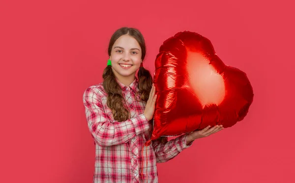Glücklich Teenager Mädchen Halten Liebe Herz Ballon Auf Rotem Hintergrund — Stockfoto