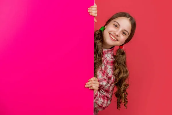 Vrolijk Tiener Kind Achter Blanco Roze Papier Met Kopieerruimte Voor — Stockfoto