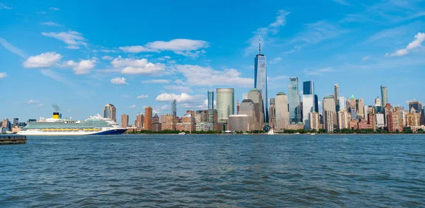 クルーズ船の休暇 日の出に港への豪華なクルーズ船 ニューヨーク マンハッタン近くのクルーズボート ニューヨークのフローティングライナー マンハッタンのクルーズ客船での休暇ニューヨーク — ストック写真