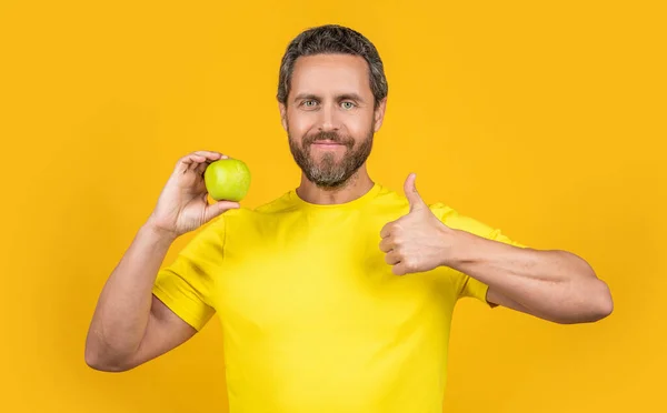 Υγιής Άνθρωπος Βιταμίνη Των Φρούτων Απομονώνονται Κίτρινο Τον Αντίχειρα Επάνω — Φωτογραφία Αρχείου