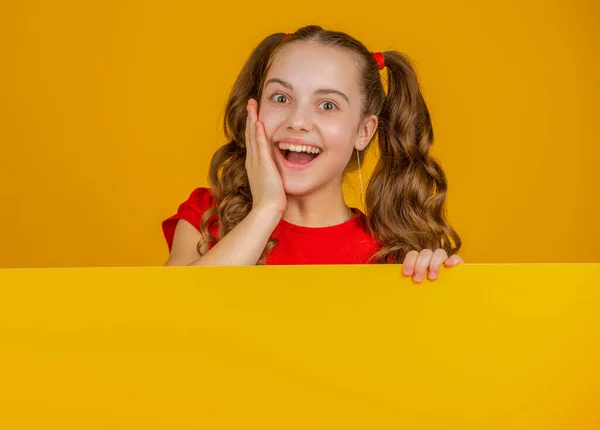Здивована Дитина Порожнім Жовтим Папером Місцем Копіювання Реклами — стокове фото