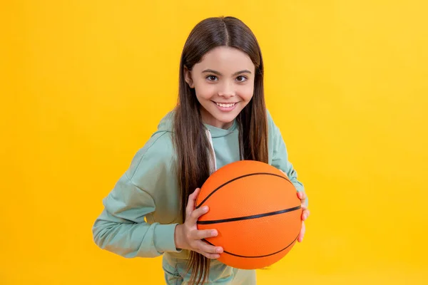Teen Girl Infanzia Con Basket Teen Girl Giocare Con Palla — Foto Stock
