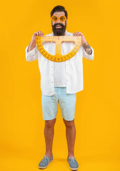 Позитивний Чоловік Тримає Геометричний Проектор Ізольовано Жовтому Людина Тримає Геометричний — стокове фото