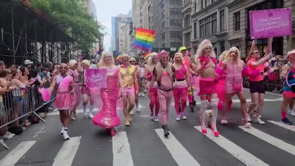 ニューヨーク 2023年6月25日 ニューヨークでのプライド行進パレード2023年 Lgbtゲイ同性愛トラジェンダーレズビアンのパレードで活動しています ストック動画