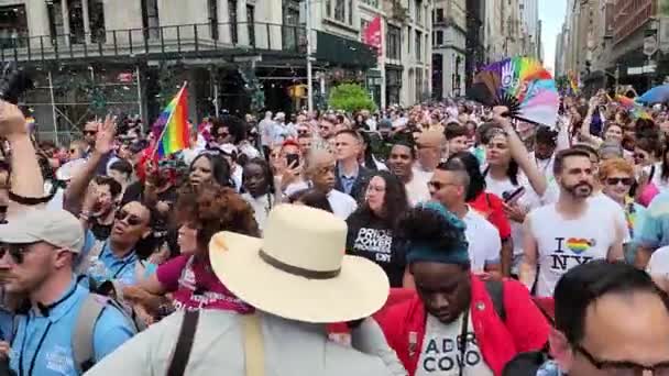 ニューヨーク 2023年6月25日 ニューヨークでのプライド行進パレード2023年 Lgbtゲイ同性愛トラジェンダーレズビアンのパレードで活動しています ロイヤリティフリーのストック動画