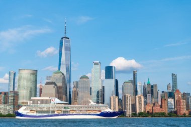 New York, ABD - 16 Haziran 2023: Marella Discovery Manhattan, New York. New York Manhattan 'ın Skyline' ı Hudson Nehri yolcu gemisi TUI ile seyahat ediyor.