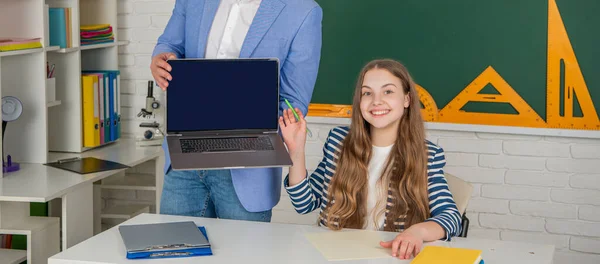 快乐的孩子 老师正在展示带有复制空间的笔记本电脑屏幕 — 图库照片