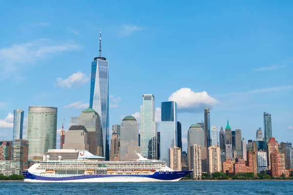 2023年6月16日 ニューヨークのクルーズ船マレラディスカバリーマンハッタン ニューヨークのスカイライン ハドソン川クルーズ客船Tuiクルーズ — ストック写真