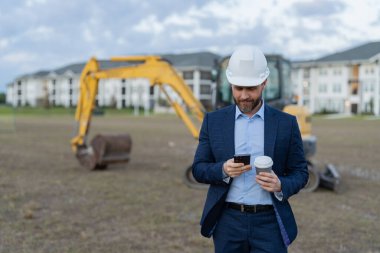 İnşaat mühendisliği müfettişi olay yerinde. Telefonla inşaat mühendisliği müfettişi. Kahve molasında inşaat mühendisliği müfettişi. İnşaat mühendisliği müfettişi