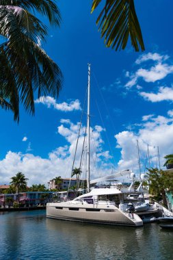 Miami, Florida ABD - 25 Mart 2023: Miami 'de yelkenli yat katamaranıyla yaz tatili.