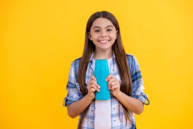 Yüksek kaliteli şampuan güzellik kozmetikleri olan mutlu genç kız sarıya izole edilmiş. Genç kız ve güzellik ürünleri ürünleri. Güzel kozmetik ürünleri tutan genç bir kız. Genç kız saç için güzellik kozmetiği kullanıyor..