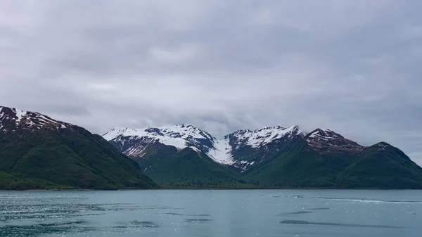 アラスカの美しい山の写真です アラスカの山だ アラスカの雪の山 アラスカの山の風景 — ストック写真