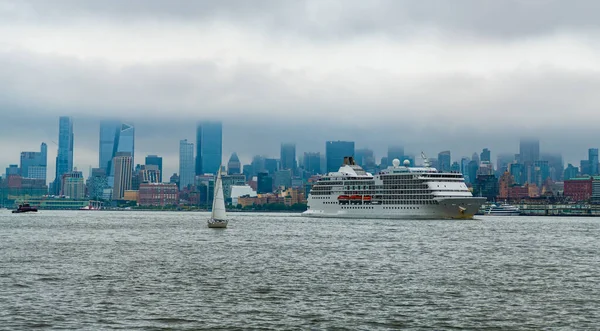 Круизный Корабль Regent Navigator Отплывает Следующий Манхэттен Нью Йорк Круиз — стоковое фото