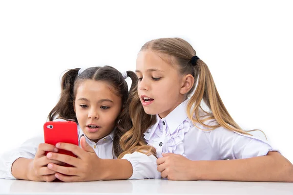 Szkolne Wiadomości Dzieci Dwie Dziewczyny Telefon Dziewczęta Dzieci Zaangażowane Ożywione — Zdjęcie stockowe