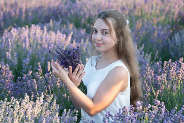 라벤더 즐기는 라벤더 라벤더 꽃다발을 라벤더 들판에서 머리를 아름다운 소녀의 — 스톡 사진