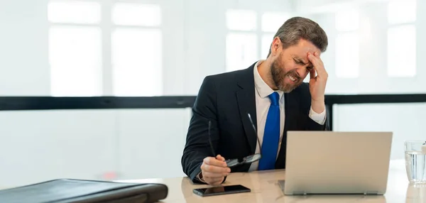 Man Manager Has Pain Fatigue Office Copy Space Advertisement Man — Stock Photo, Image