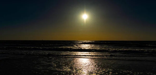Sonnenuntergang Den Sommerferien Sonnenaufgang Mit Meer Und Strand Ruhiger Horizontanblick — Stockfoto