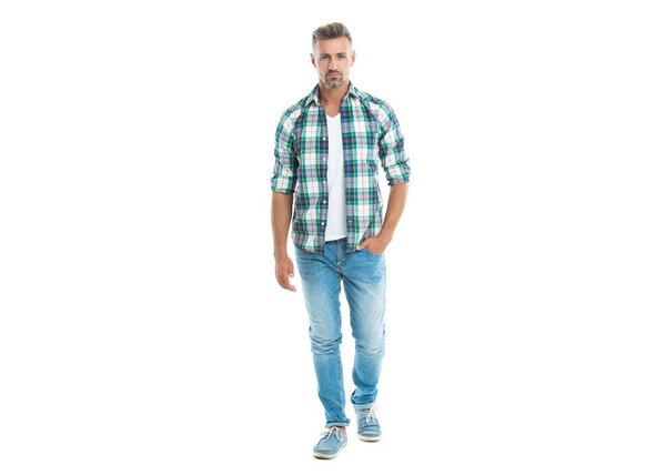Обычный человек носит клетчатую рубашку и джинсы. Красивый случайный мужчина выглядит уверенно и стильно. Обычный человек в клетчатой рубашке и джинсах. Холодный случайный человек на белом фоне.
