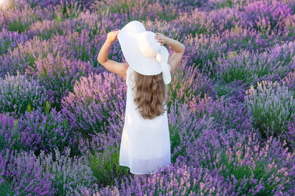 Schönes Mädchen Lavendelfeld Umgeben Von Blumen Teenager Mädchen Bei Lavendelblüten — Stockfoto