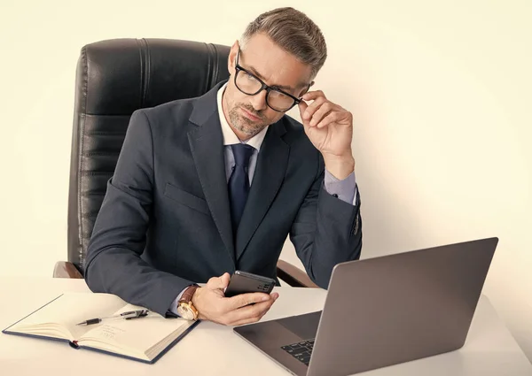Reflexionando Ocupado Hombre Negocios Gafas Usando Teléfono Oficina Con Ordenador — Foto de Stock