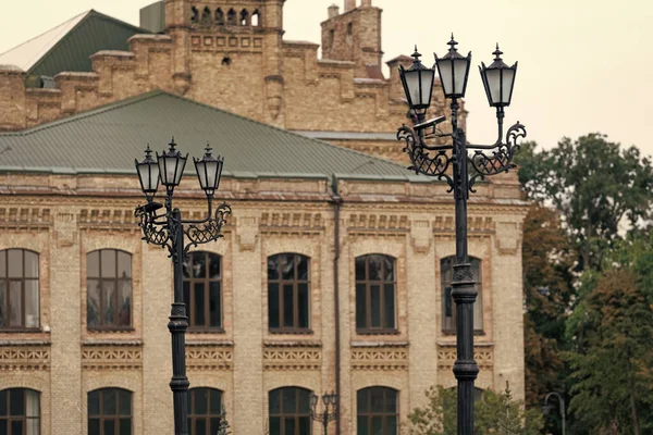 Straßenlaternen Laternenmasten Mit Backsteinfassade Außenseite Des Historischen Gebäudes Architektonische Struktur — Stockfoto