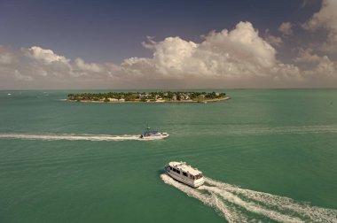 Varış noktası deniz kıyısı adası, tekne tatili. Varış noktası deniz kenarı panoramik manzarası. Deniz kıyısındaki adanın fotoğrafı. Yaz mevsiminde varış noktası.