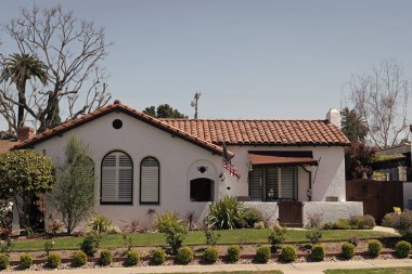 Mavi gökyüzünde bir köşk. Banliyö mimarisi. Banliyö evleri.