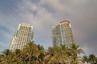 Gökdelen mimarisinin resmi. Miami 'de gökdelen mimarisi. Florida 'da gökdelen mimarisi. Miami şehir merkezinde gökdelen mimarisi.