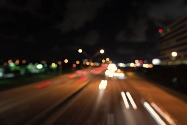 Bulanık gece yolu. Odaklanamadığı gece yolunun fotoğrafı. Gece yolu ve cadde ayrışmış. gece yolu odaklanmış arka plan.