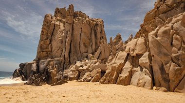 Rocky Cliff 'in görüntüsü. Kayalık uçurum doğası. Kayalık arka plan. Dağdaki kayalık uçurum.