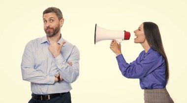 Hoparlörleri beyaz olan iş adamları, başparmağınızı kaldırın. Stüdyoda hoparlörleri olan iş adamları. Arka planda hoparlörleri olan iş adamları. Hoparlörlü iş adamlarının fotoğrafı.