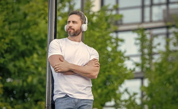 Dışarıda Müzik Dinleyen Bir Adam Var Banner Kulaklıkla Müzik Dinleyen — Stok fotoğraf