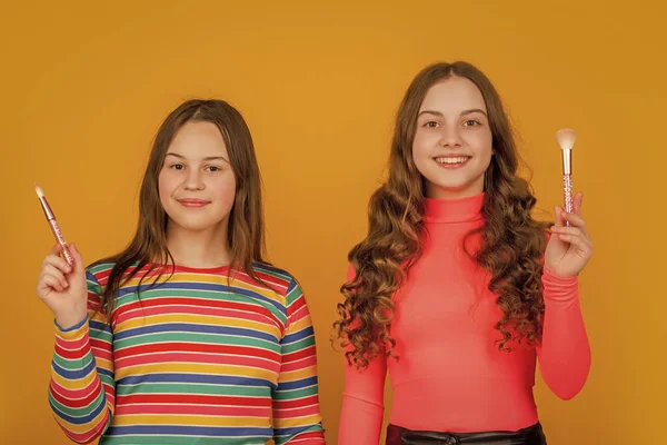 Χαρούμενα Κορίτσια Κατέχουν Πινέλο Σκόνη Για Μακιγιάζ — Φωτογραφία Αρχείου