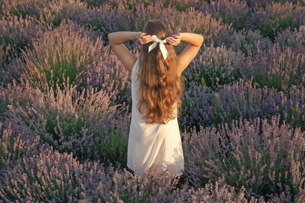 Teenie Mädchen Lavendelfeld Mit Lockigem Haar Teenager Mädchen Lavendel Provence — Stockfoto