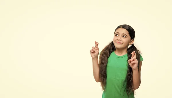スタジオにいる10代のブルネットの女の子コピースペースバナー広告付き 緑のTシャツを着た10代のブルネットの女の子 カジュアルなスタイルで10代のブルネットの女の子の写真 白の背景に隔離されたティーンブルネットの女の子 — ストック写真