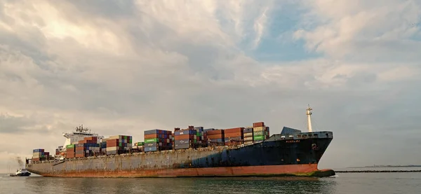 美国佛罗里达州迈阿密海滩 2021年4月18日 货船与集装箱在港口 — 图库照片