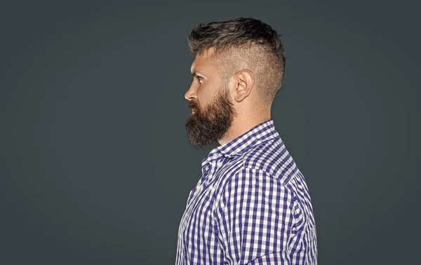 Vousatý Vážný Muž Profil Nosit Kostkované Tričko Šedém Pozadí — Stock fotografie