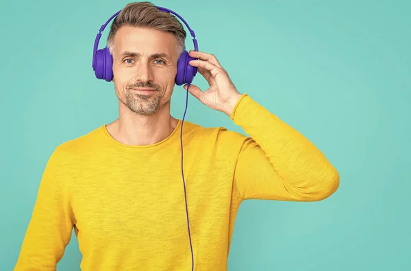 Homme Écouter Musique Dans Les Écouteurs Arrière Plan Copier Espace — Photo