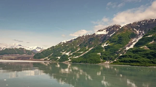 빙하로 둘러싸인 아름다운 자연을 간직하고 있습니다 허버드 알래스카 눈덮인 산봉우리들이 — 스톡 사진
