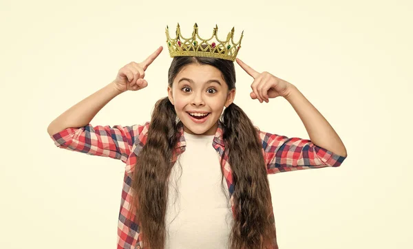 スタジオでクラウンの10代の女の子を指してる 背景に王冠を被った10代の少女 プリンセスクラウンの10代の女の子の写真 白で隔離された王冠の10代の女の子 — ストック写真