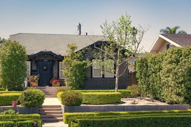 Mavi gökyüzündeki kulübe binası. Banliyö mimarisi. Banliyö evleri.