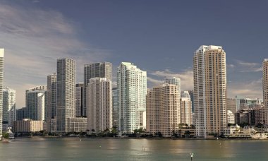 Miami City Binası Florida 'da ufuk çizgisi. Ufuk çizgisi olan Miami şehri manzarası. Metropolis 'in Miami şehrinin ufuk çizgisi fotoğrafı. Miami şehir manzarası silüeti.