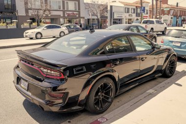 Long Beach, Kaliforniya ABD - 31 Mart 2021: SRT Dodge Charger GT araba.