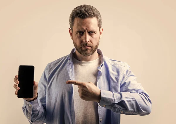 Hombre Señalando Dedo Aplicación Teléfono Foto Del Hombre Mostrando Aplicación — Foto de Stock