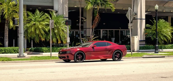 Miami Beach Florida Abril 2021 Chevrolet Camaro Rojo Carretera Vista — Foto de Stock