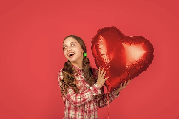 Радостная Девочка Держит Воздушный Шар Любви Сердце Красном Фоне — стоковое фото
