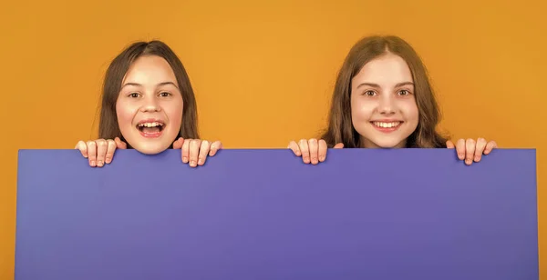 Szczęśliwy Dzieci Puste Niebieski Papier Miejsca Reklamę Żółtym Tle — Zdjęcie stockowe