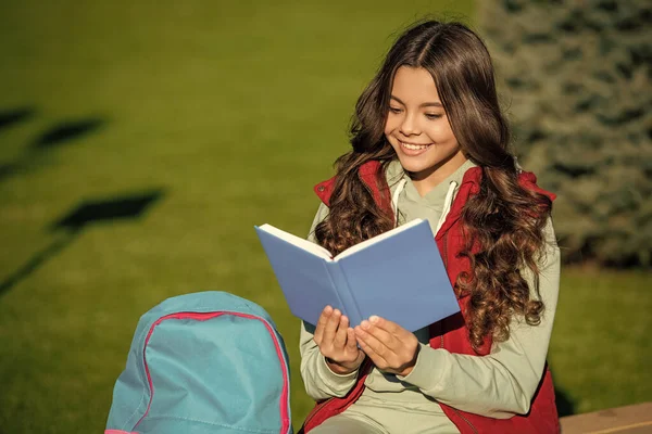 Sorridente Scuola Teen Girl Leggere Libro Spazio Copia Foto Scuola — Foto Stock