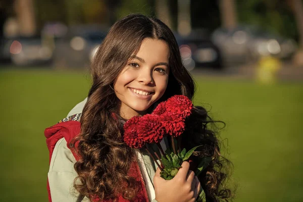 秋の花の花束を持つ正の10代の女の子 外には秋の花を持つ10代の女の子 秋の花の10代の女の子の写真 秋の花を持つ10代の女の子 — ストック写真