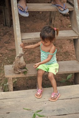 Boca de Valeria, Amazon Nehri Brezilya - 03 Aralık 2015: Zavallı kız tembel hayvanlarla oynuyor.